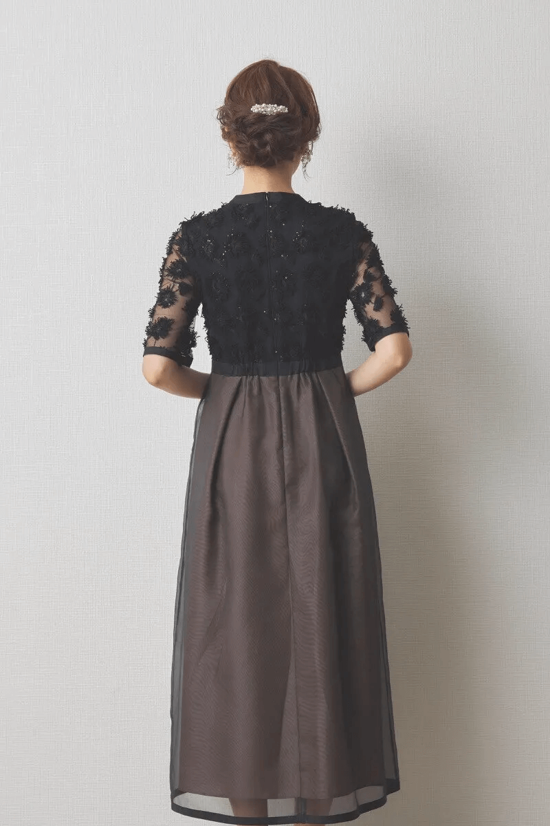 ブラック×ブラウンのエンブロイダリーミックスドレス