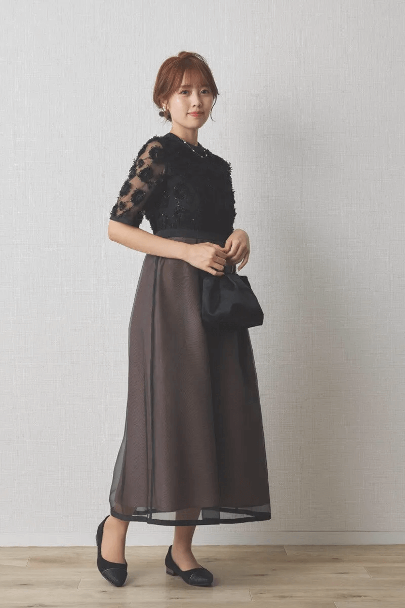 ブラック×ブラウンのエンブロイダリーミックスドレス