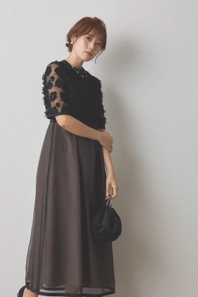ブラック×ブラウンのエンブロイダリーミックスドレス