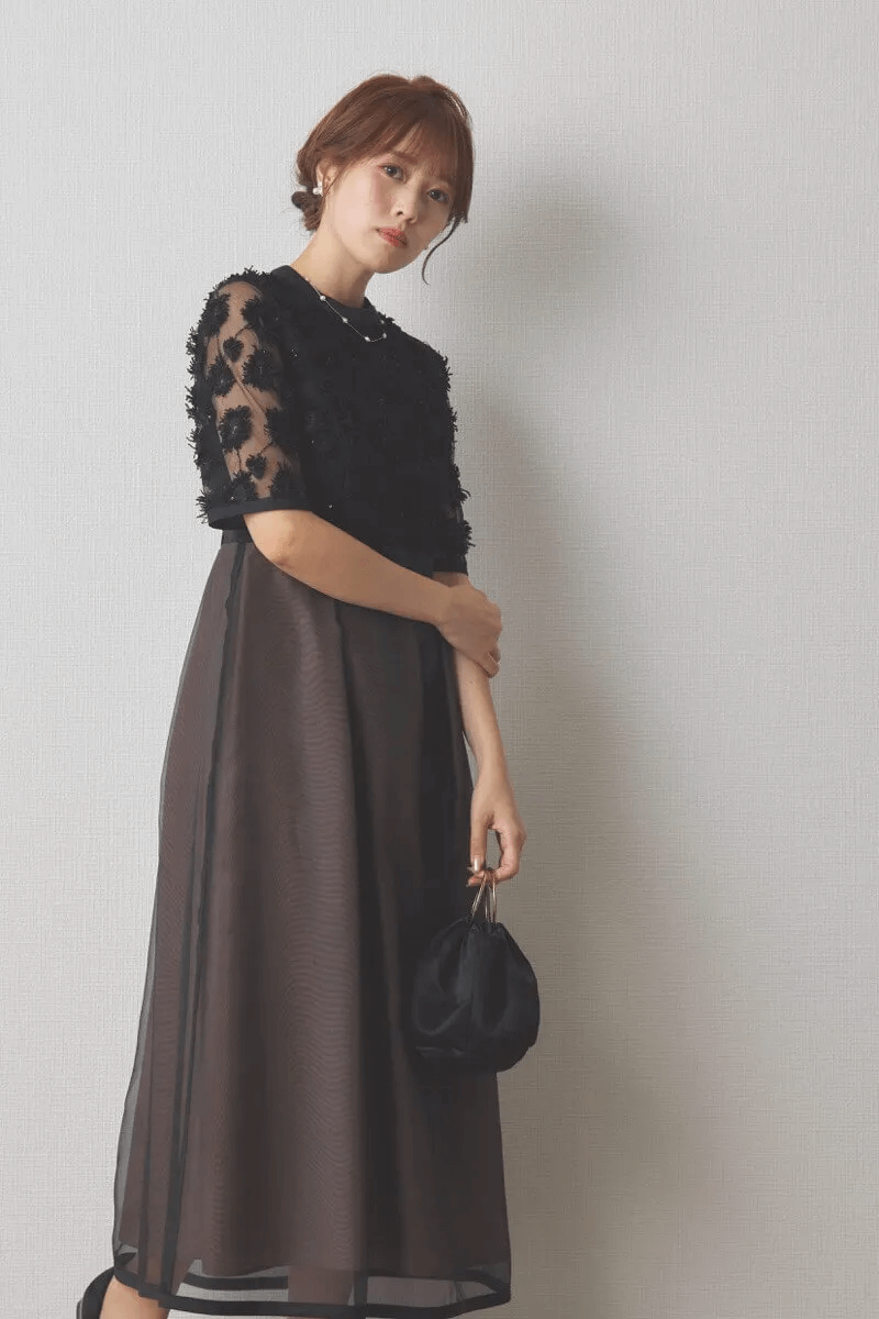 ブラック×ブラウンのエンブロイダリーミックスドレス