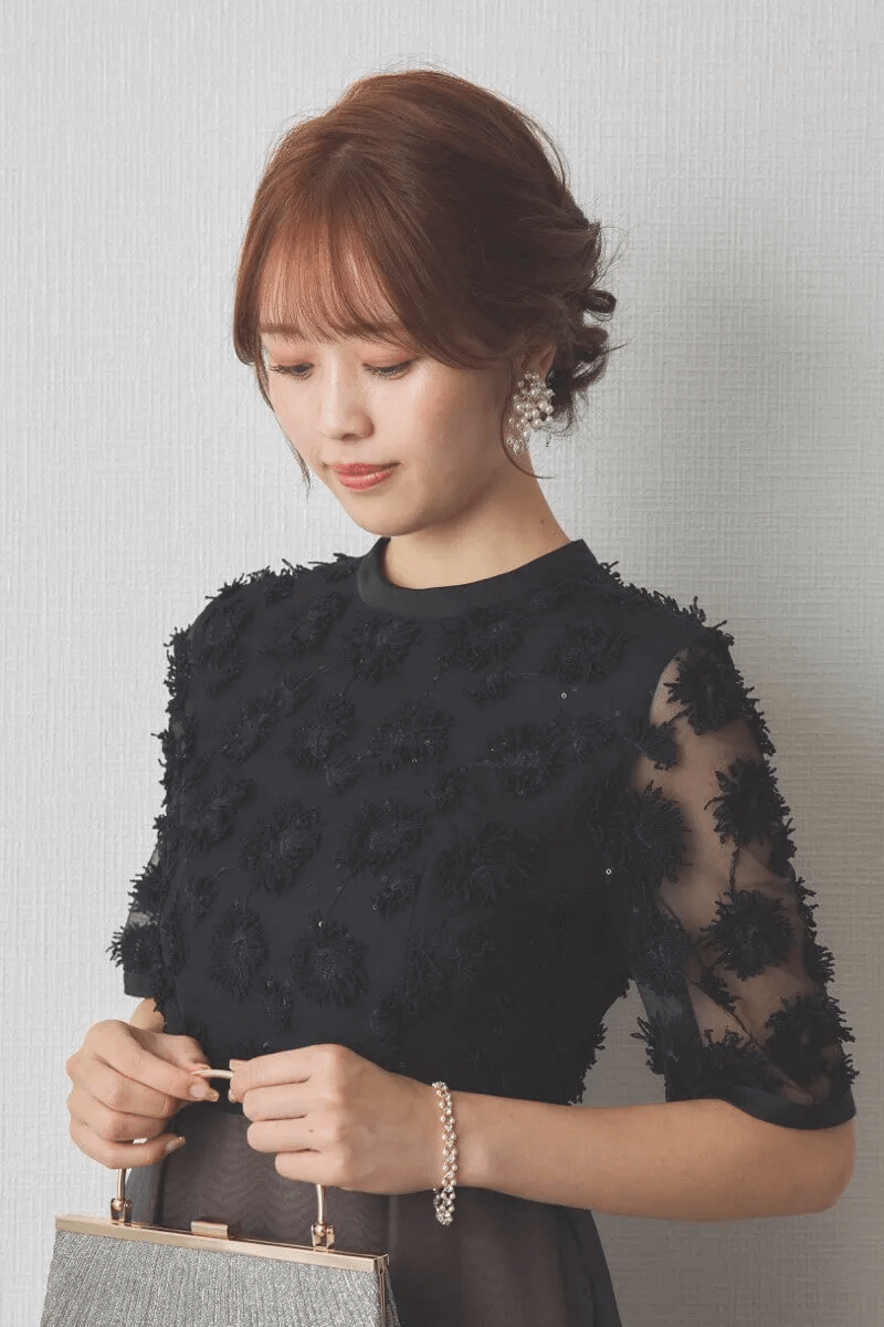 ブラック×ブラウンのエンブロイダリーミックスドレス