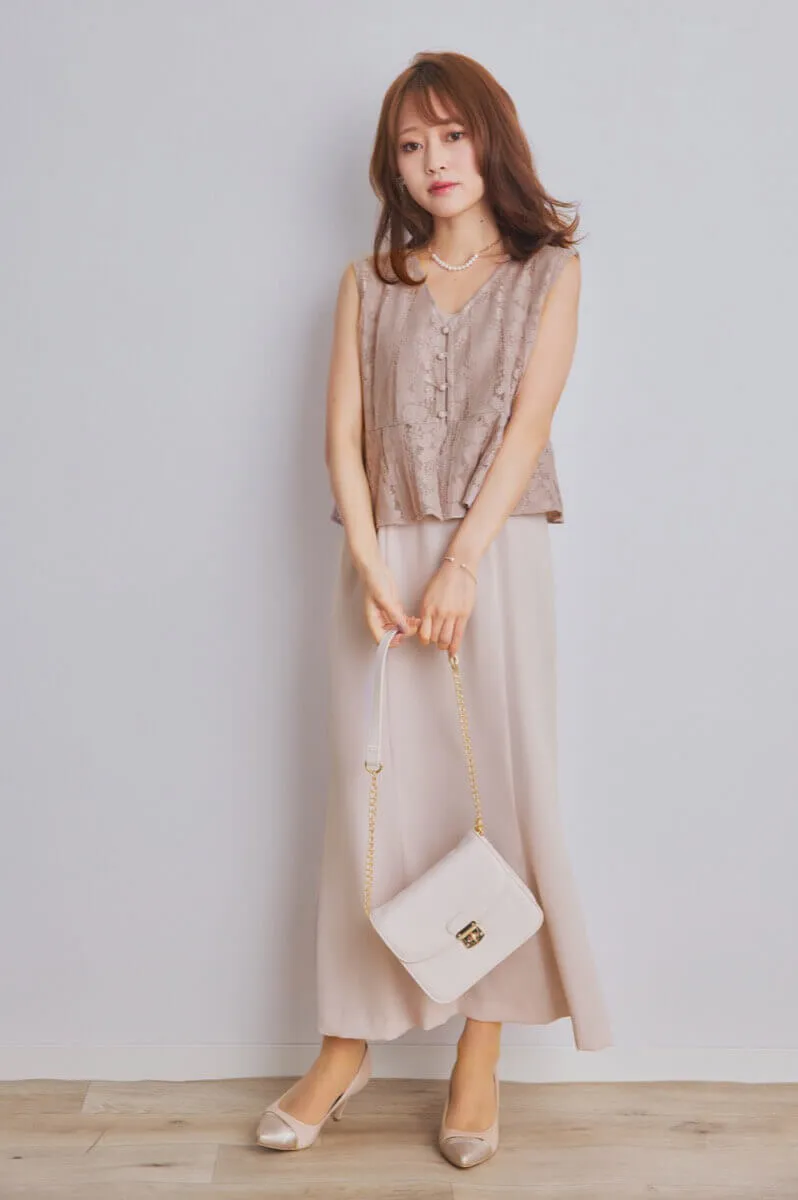 ピンクベージュのペプラムブラウスセットドレス