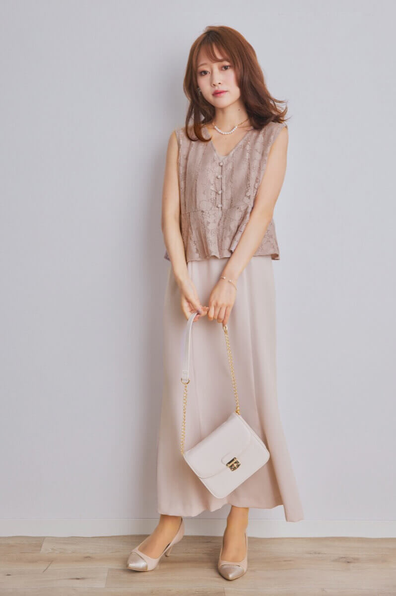 ピンクベージュのペプラムブラウスセットドレス