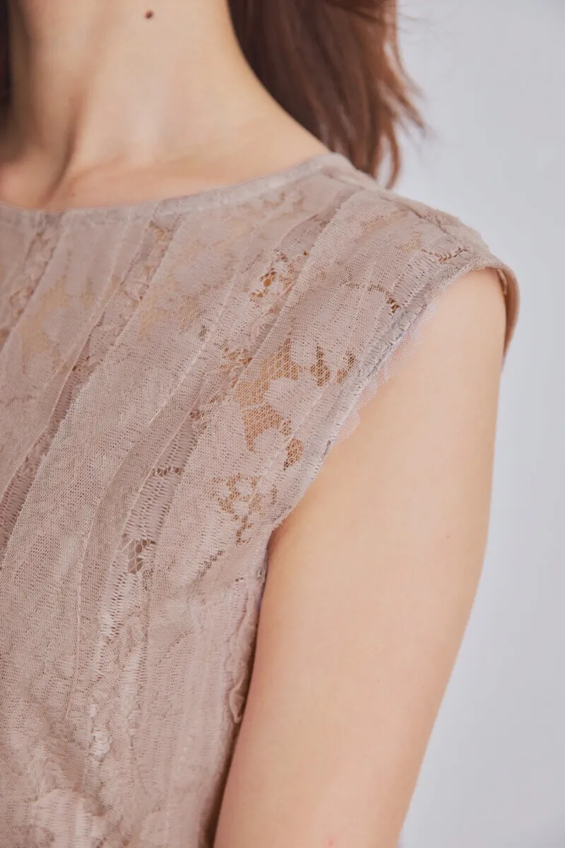 ピンクベージュのペプラムブラウスセットドレス