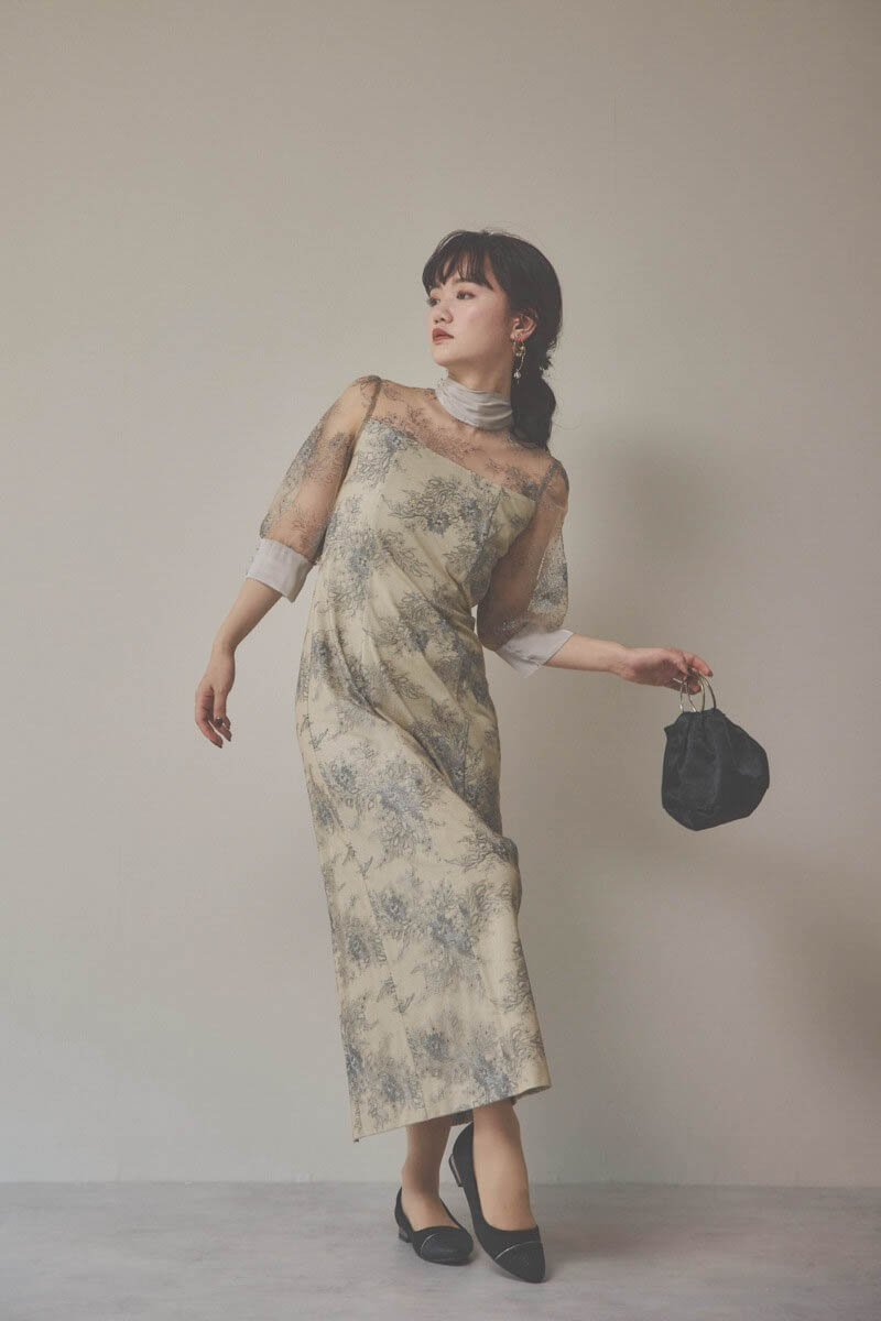 ベージュのシャイニーレースリボンドレス