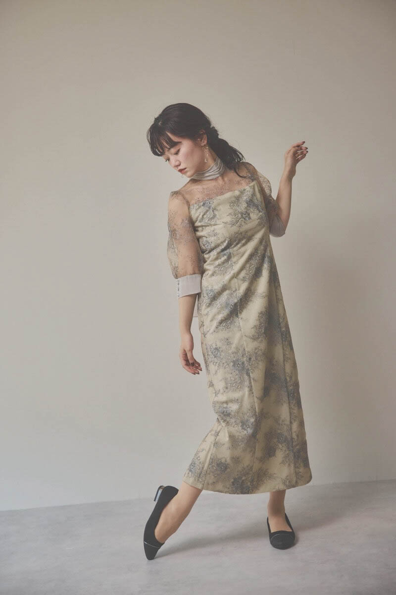 ベージュのシャイニーレースリボンドレス