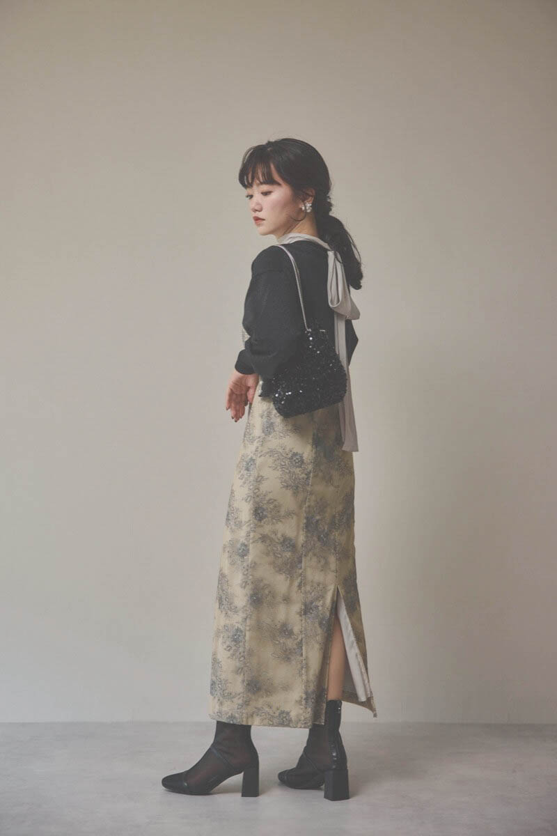 ベージュのシャイニーレースリボンドレス