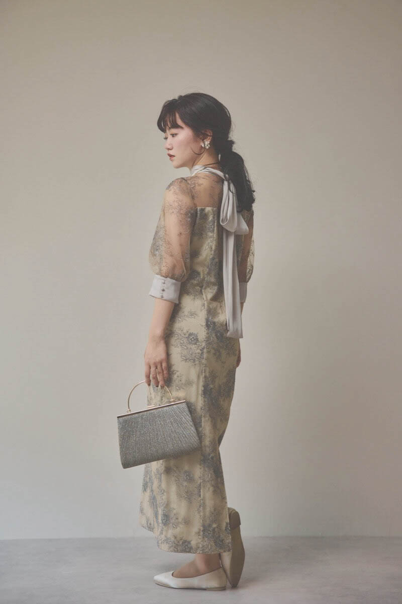 ベージュのシャイニーレースリボンドレス