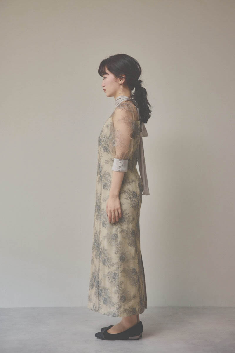 ベージュのシャイニーレースリボンドレス