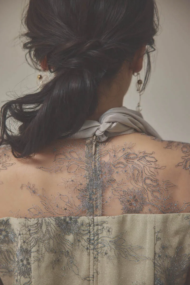 ベージュのシャイニーレースリボンドレス