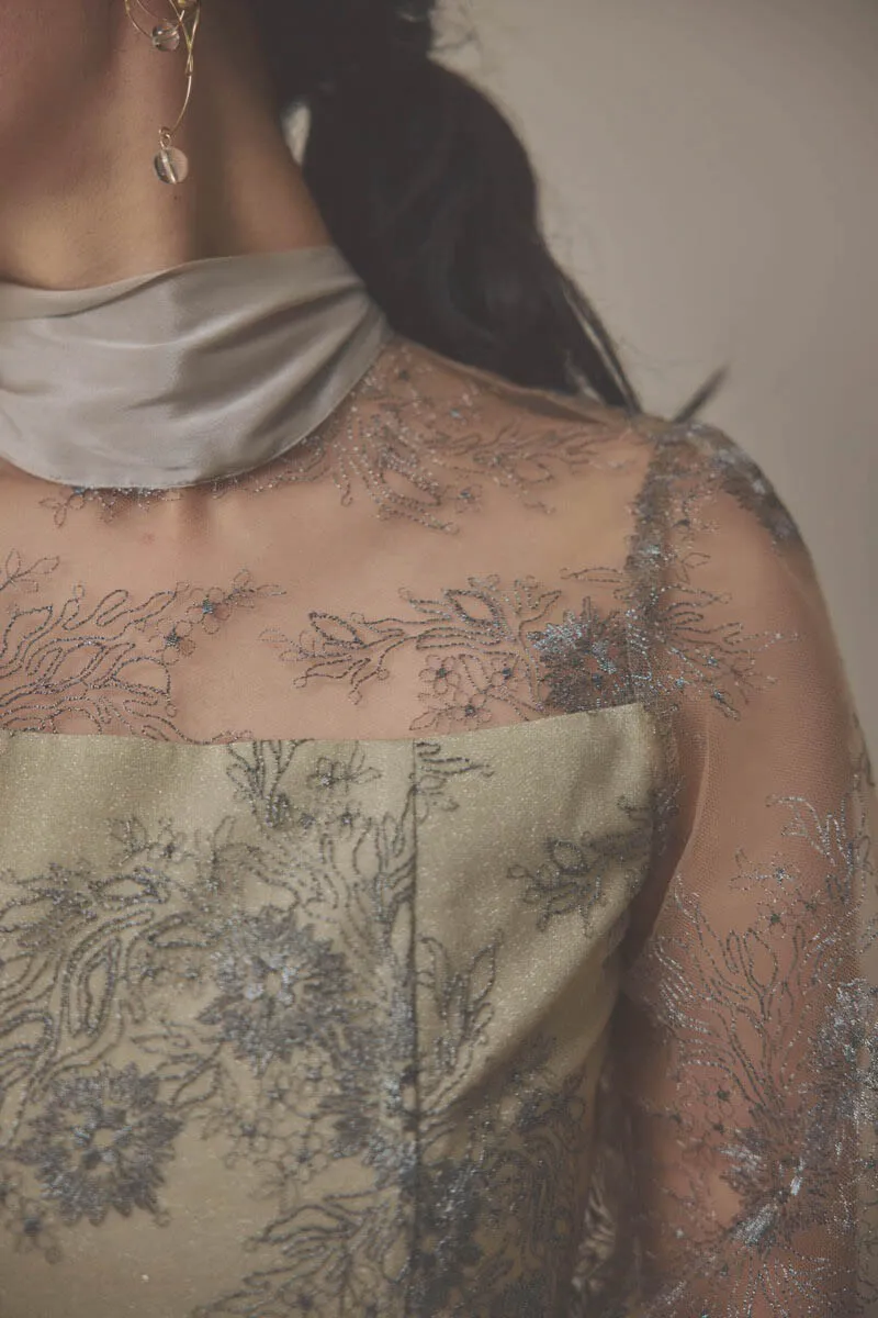 ベージュのシャイニーレースリボンドレス