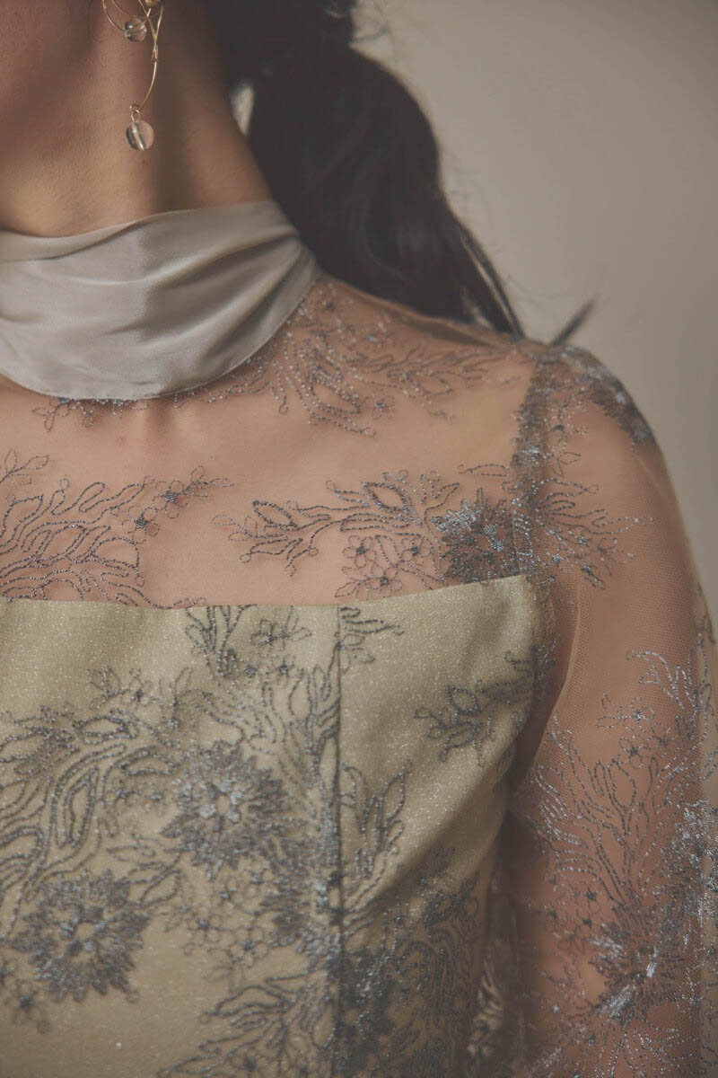 ベージュのシャイニーレースリボンドレス