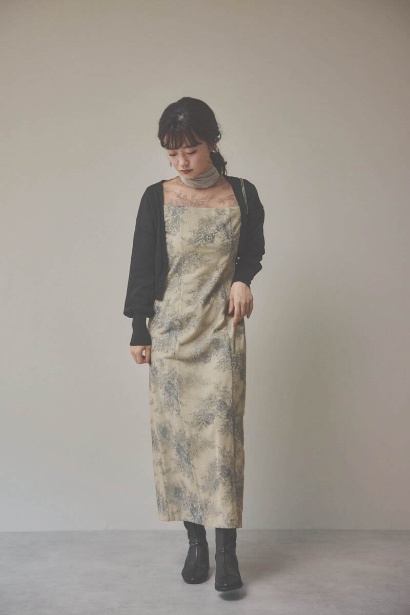 ベージュのシャイニーレースリボンドレス