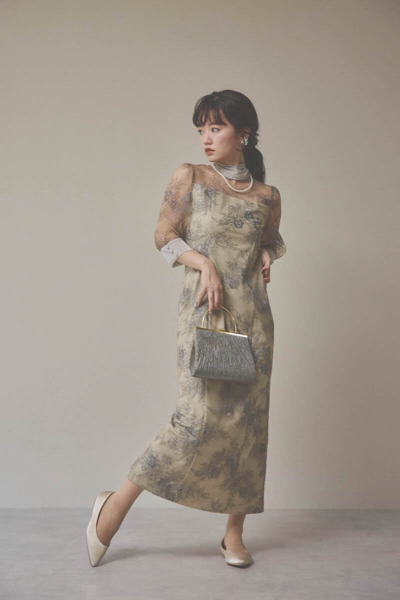 ベージュのシャイニーレースリボンドレス