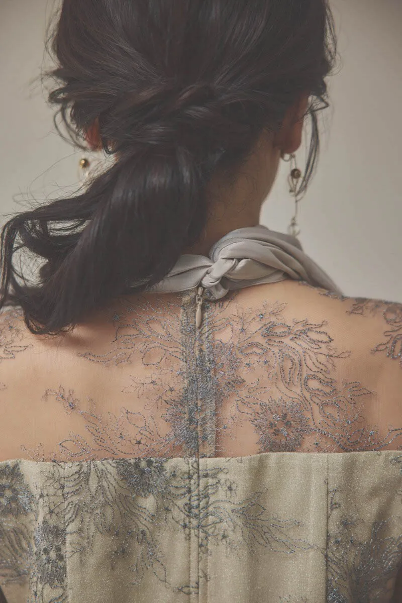 ベージュのシャイニーレースリボンドレス