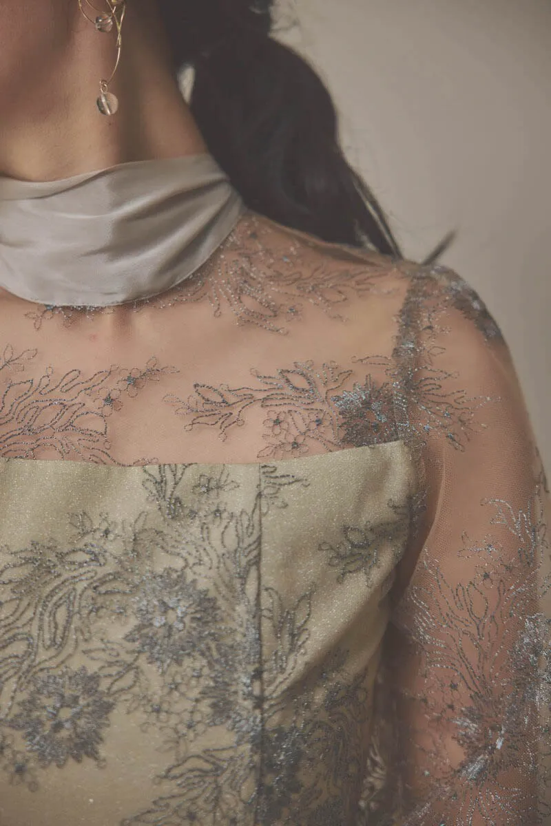 ベージュのシャイニーレースリボンドレス