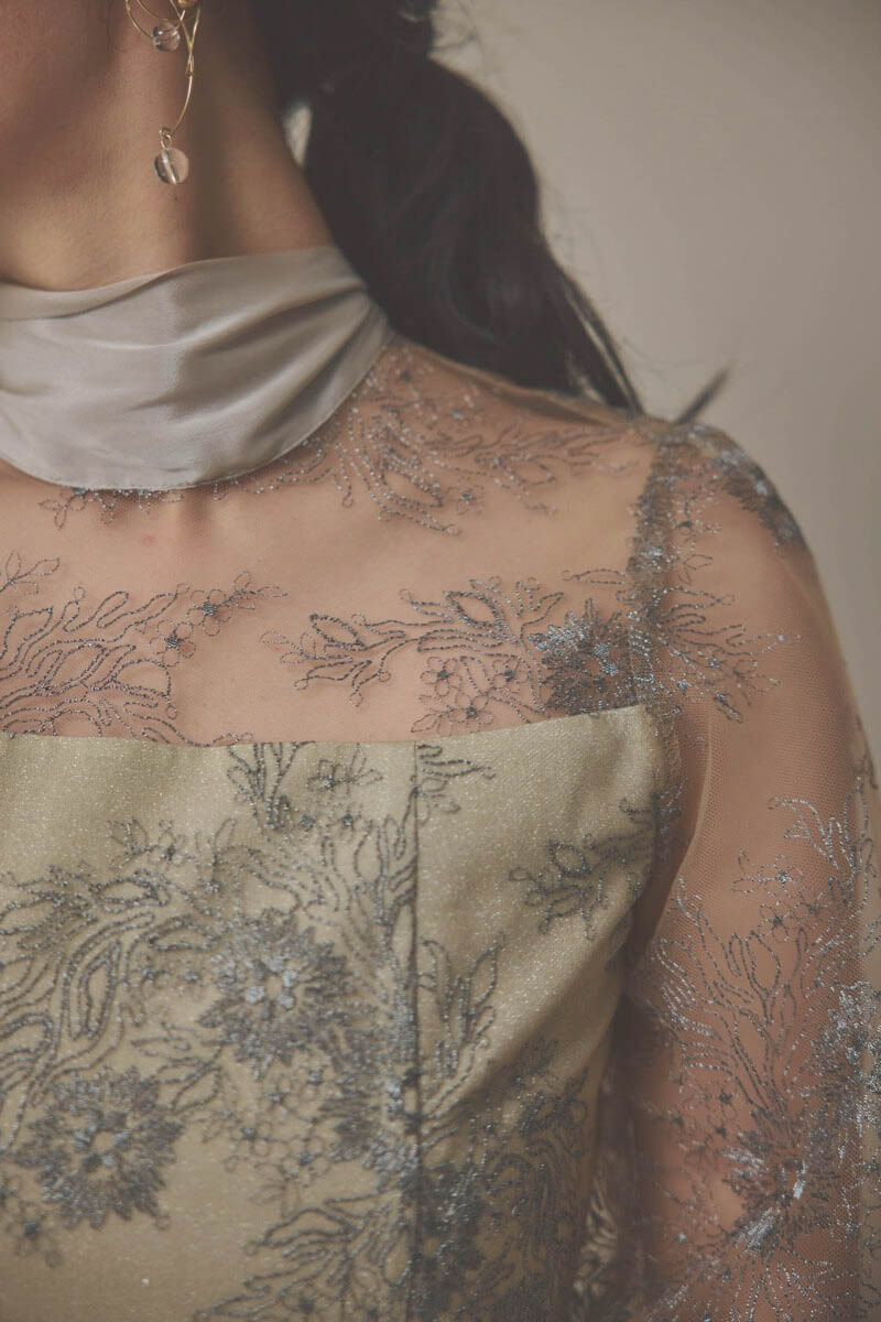 ベージュのシャイニーレースリボンドレス