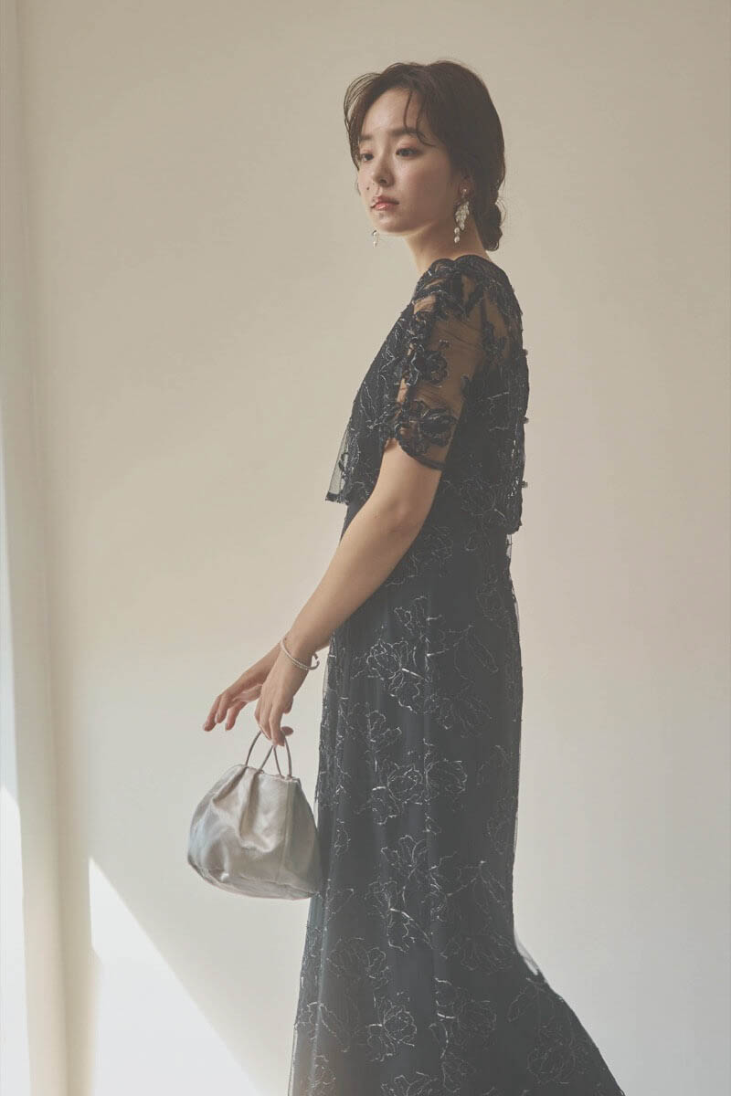 ブラックのローズレースレイヤードドレス