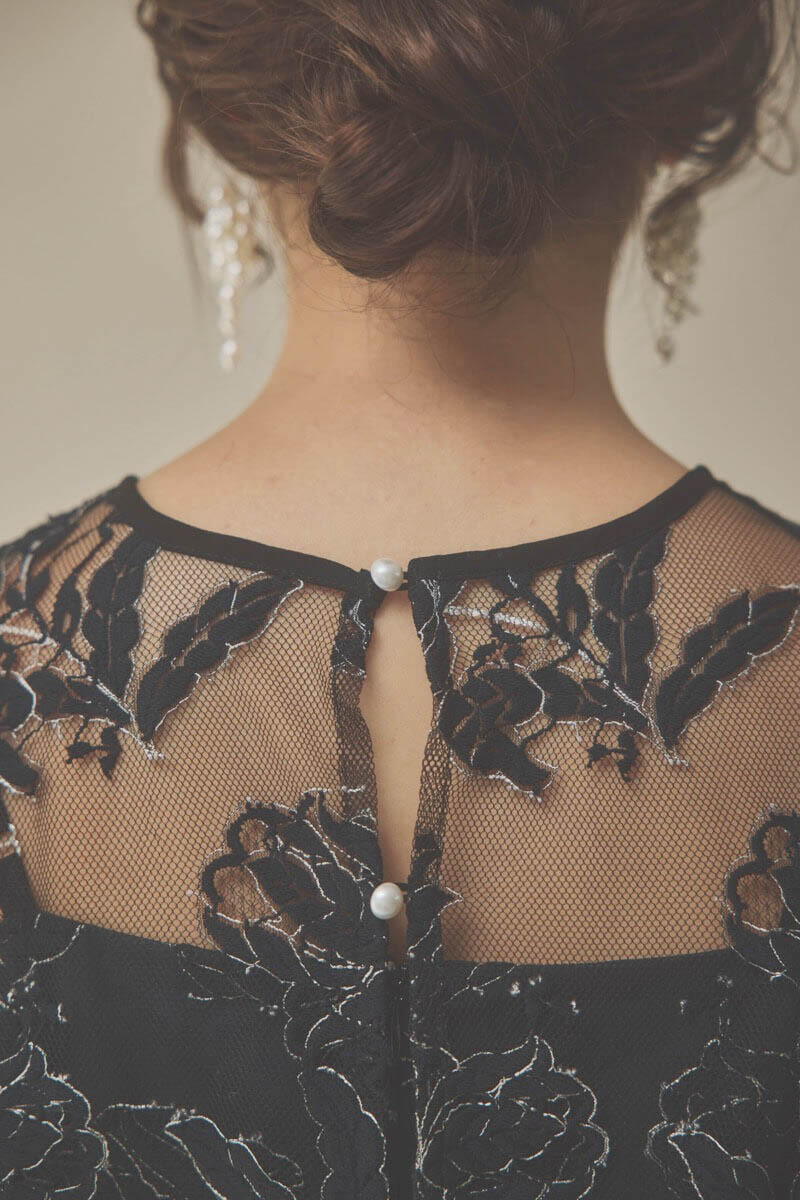 ブラックのローズレースレイヤードドレス