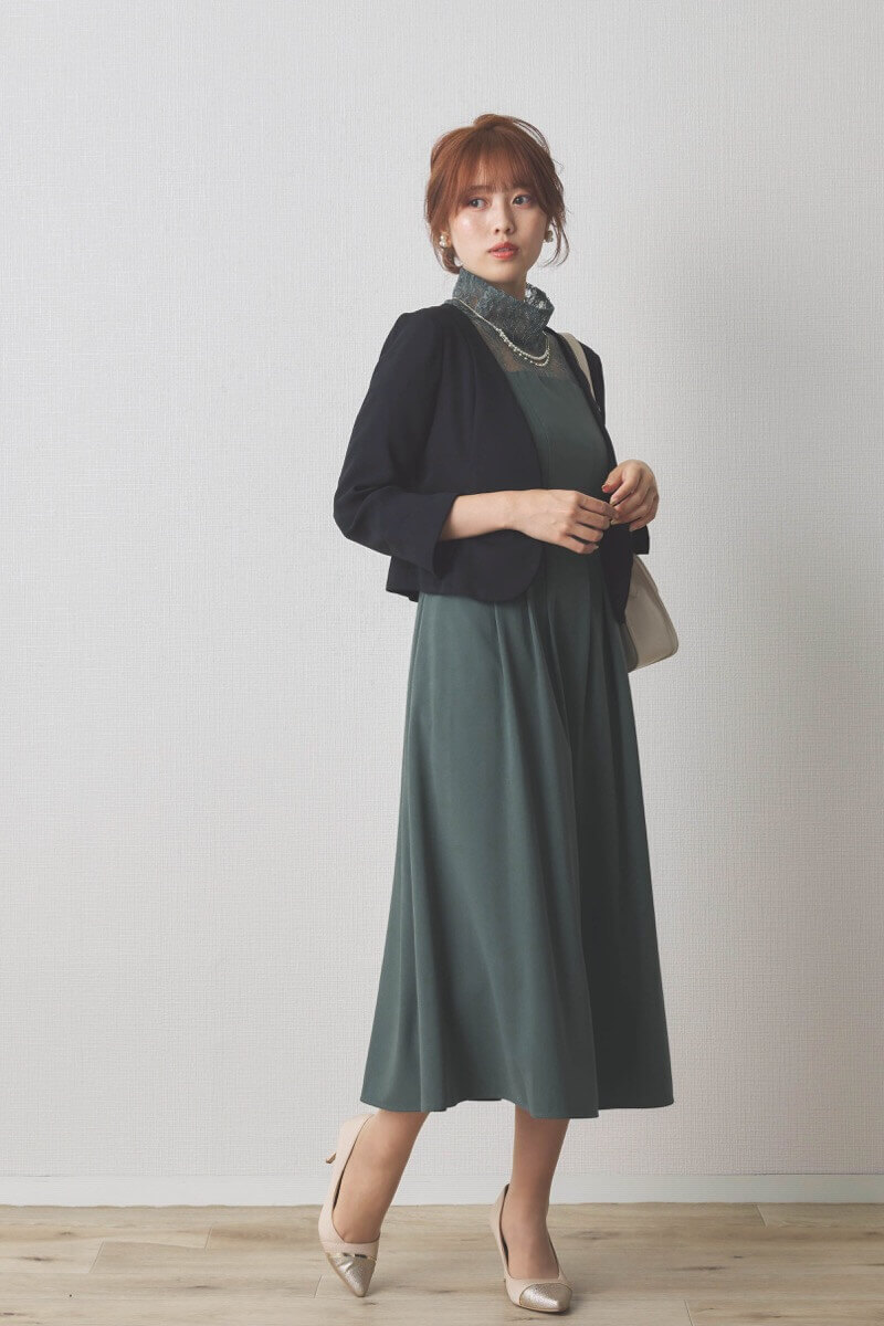 グリーンのハイネック切替レースドレス