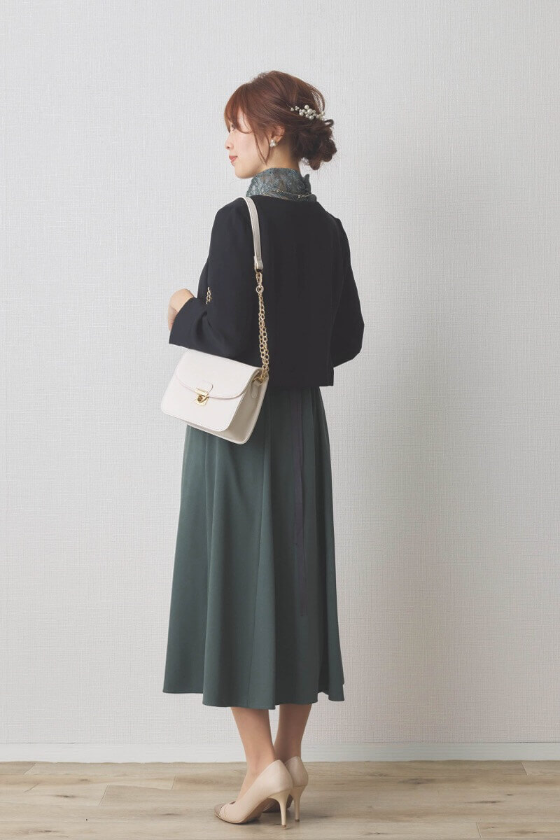 グリーンのハイネック切替レースドレス