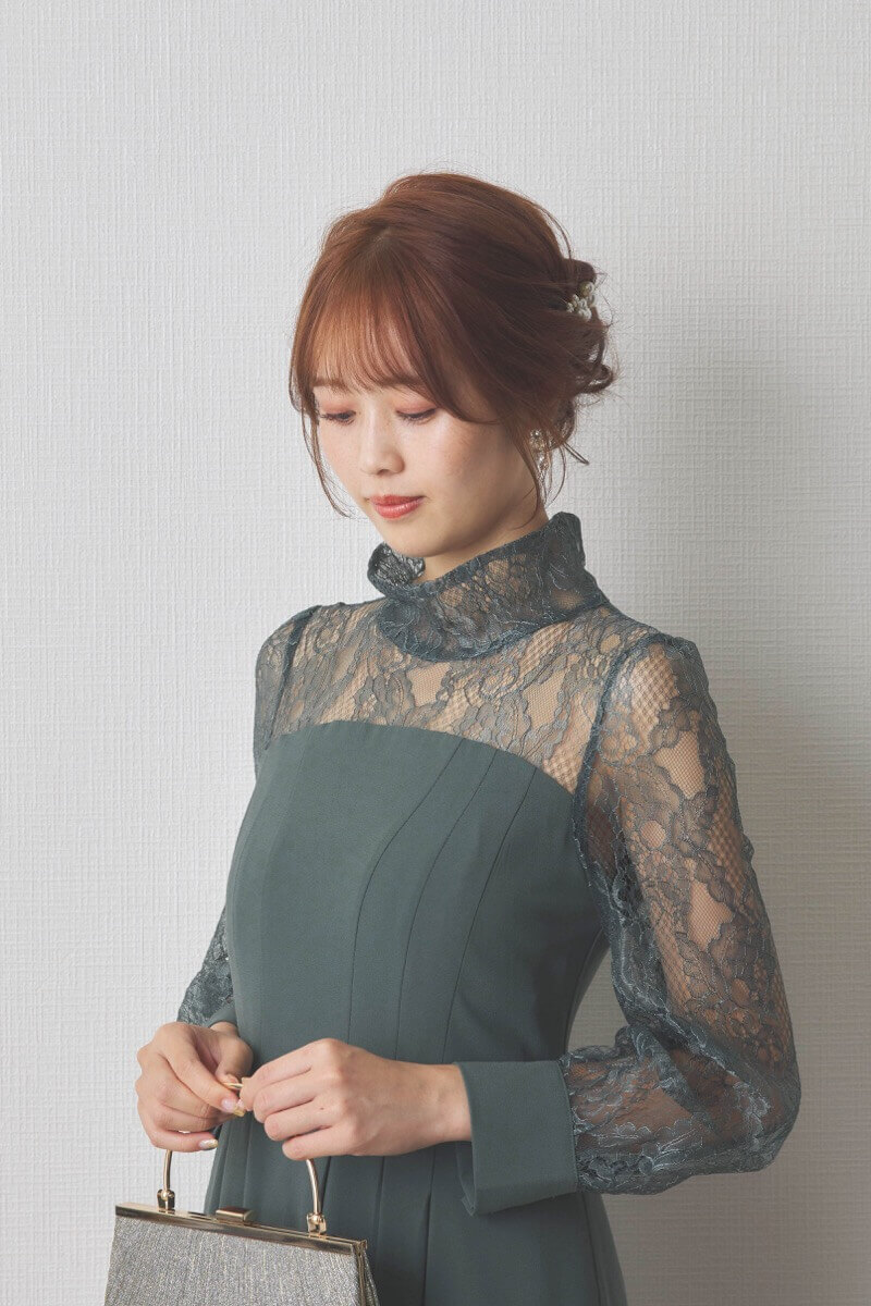 グリーンのハイネック切替レースドレス