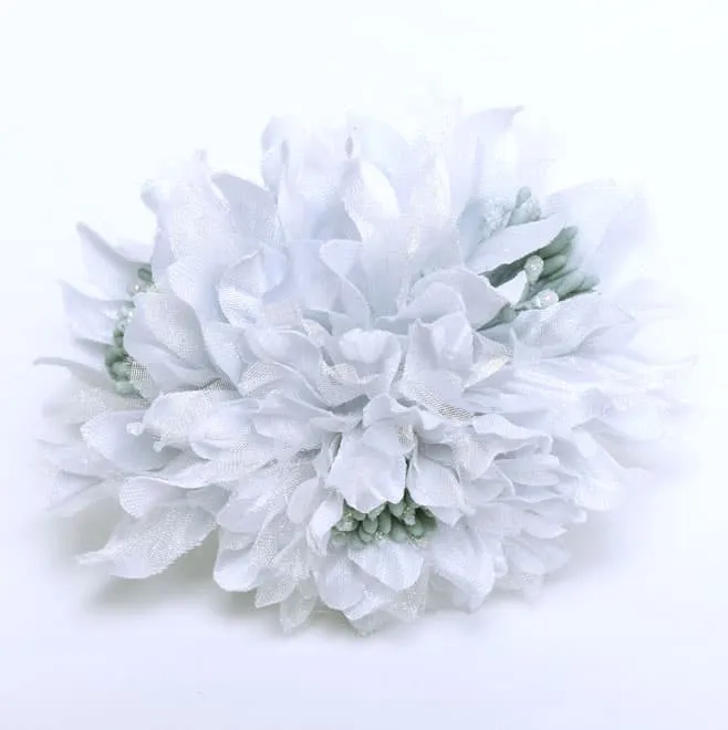 ラメ入りグレーのフラワーコサージュ