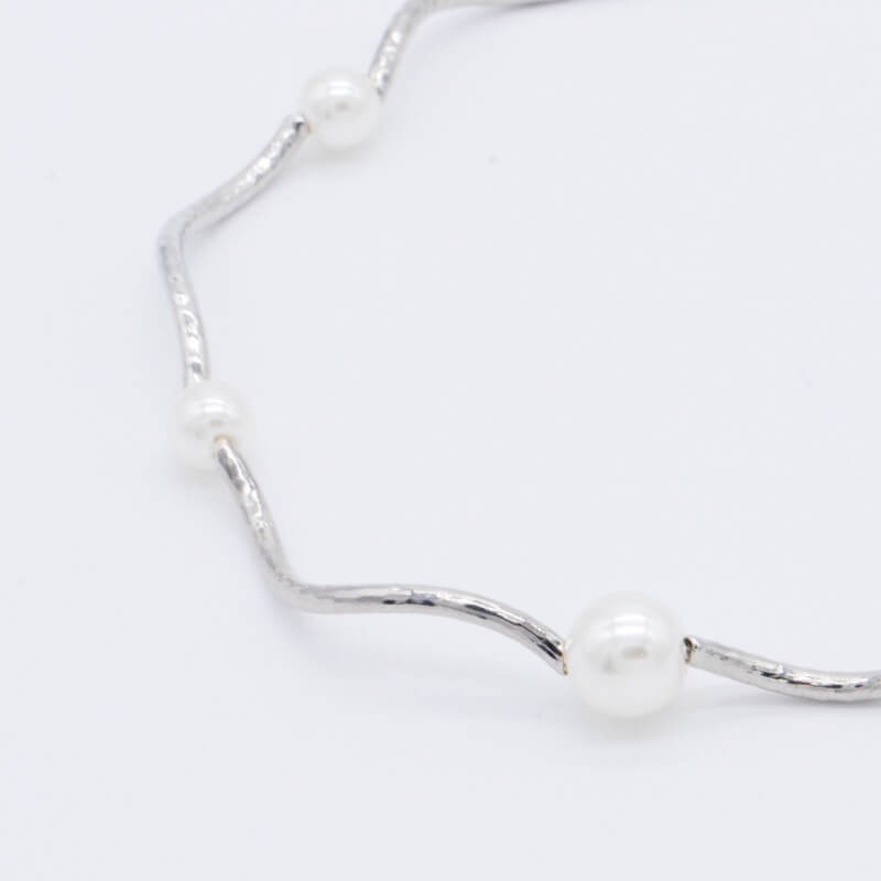 パール×メタルのウェーブネックレス(シルバー)