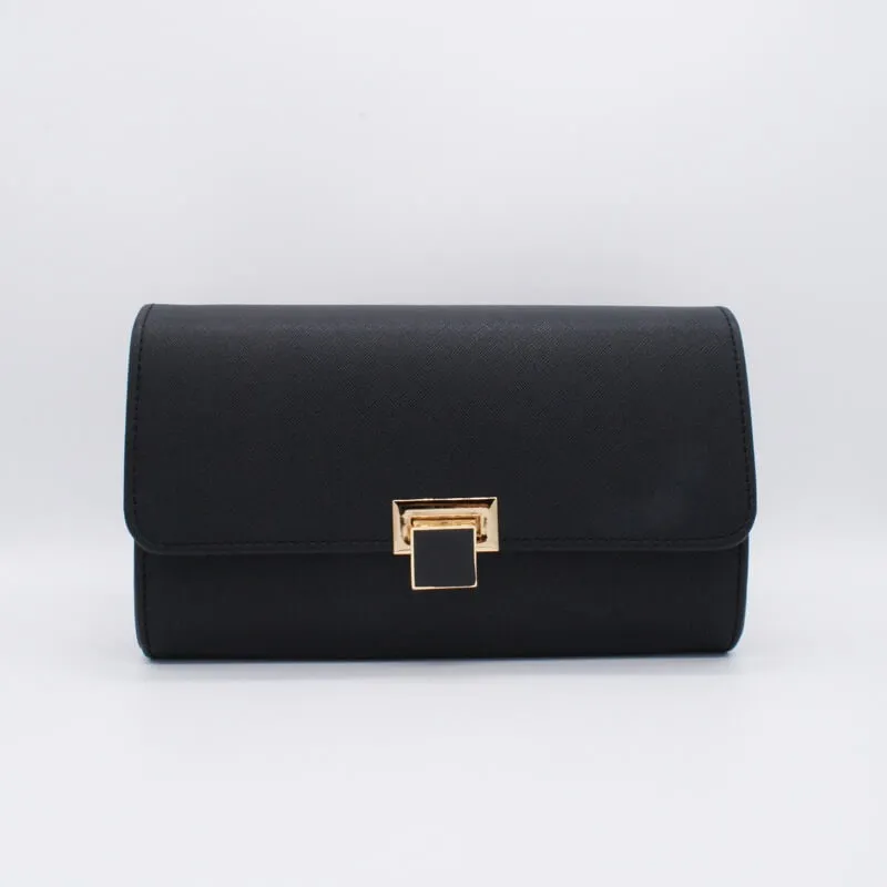 ブラックのカラーメタルクラッチバッグ