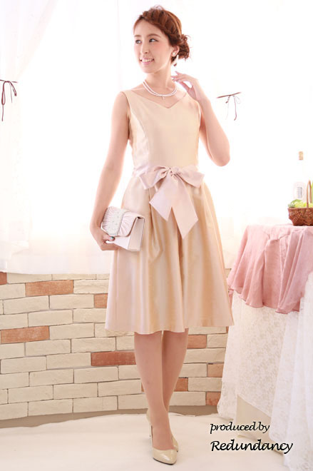 ライトベージュのウエストリボンミモレ丈シャンタンドレス