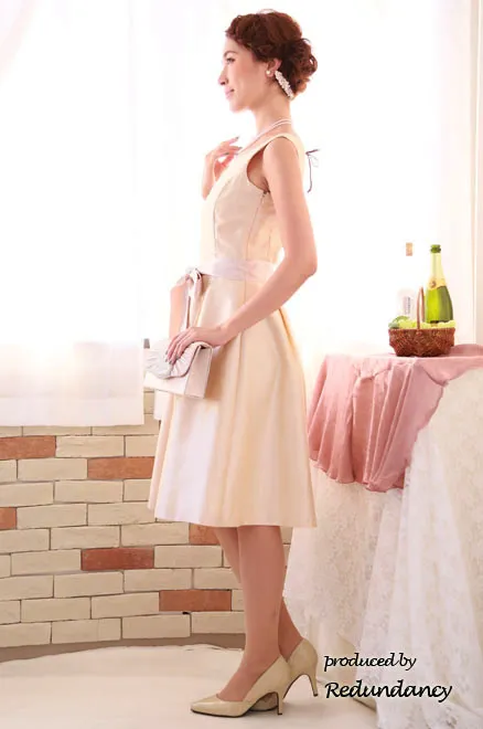 ライトベージュのウエストリボンミモレ丈シャンタンドレス