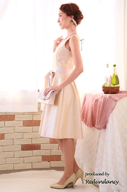 ライトベージュのウエストリボンミモレ丈シャンタンドレス