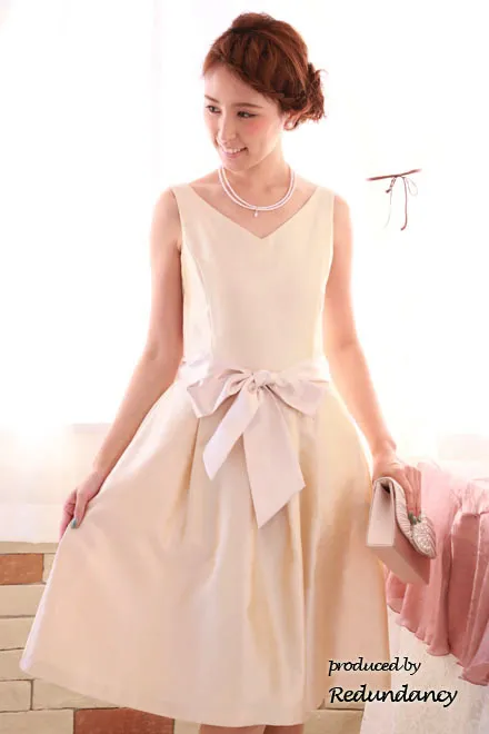 ライトベージュのウエストリボンミモレ丈シャンタンドレス