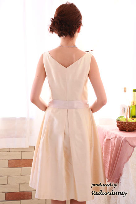 ライトベージュのウエストリボンミモレ丈シャンタンドレス