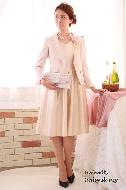 ライトベージュのウエストリボンミモレ丈シャンタンドレス