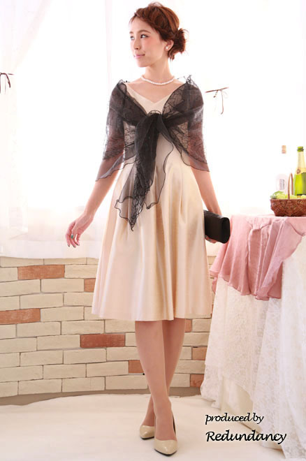 ライトベージュのウエストリボンミモレ丈シャンタンドレス