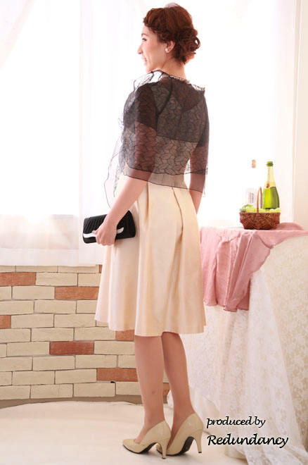 ライトベージュのウエストリボンミモレ丈シャンタンドレス