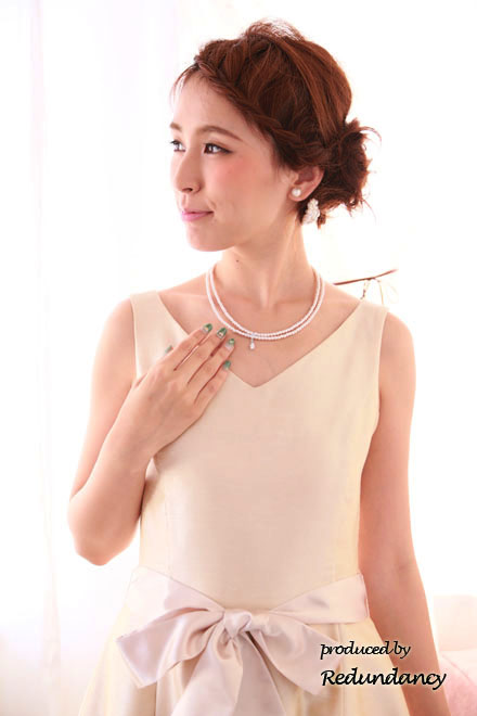 ライトベージュのウエストリボンミモレ丈シャンタンドレス