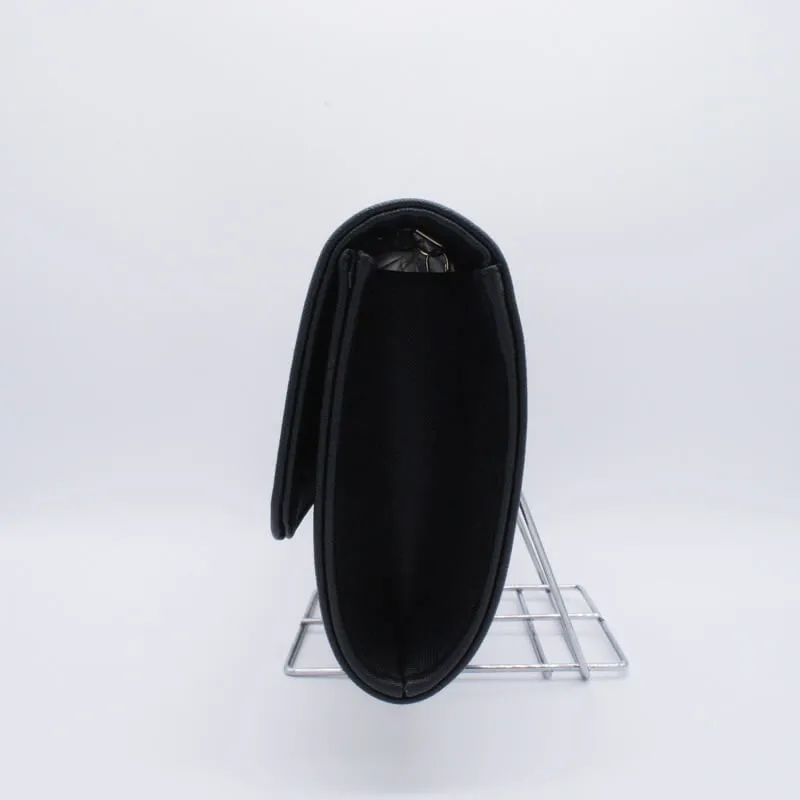 ブラックのカラーメタルクラッチバッグ