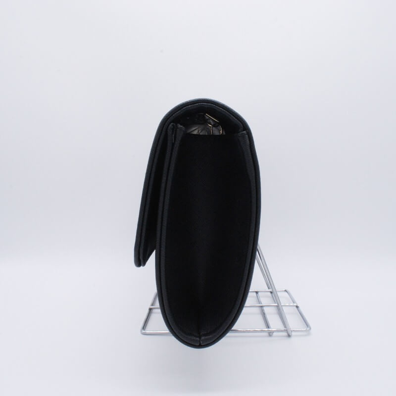 ブラックのカラーメタルクラッチバッグ