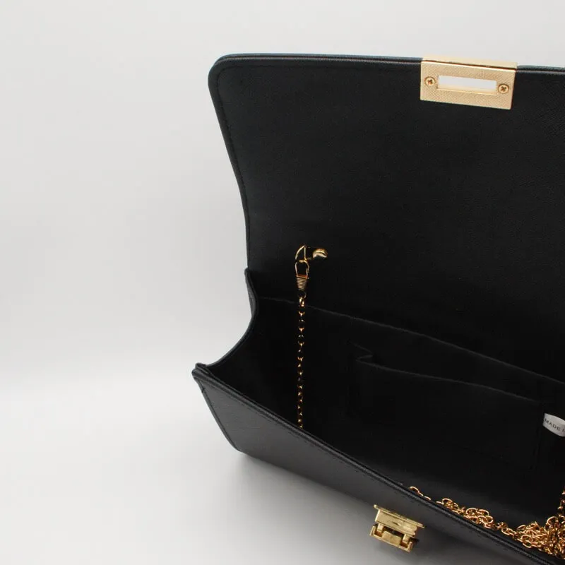 ブラックのカラーメタルクラッチバッグ