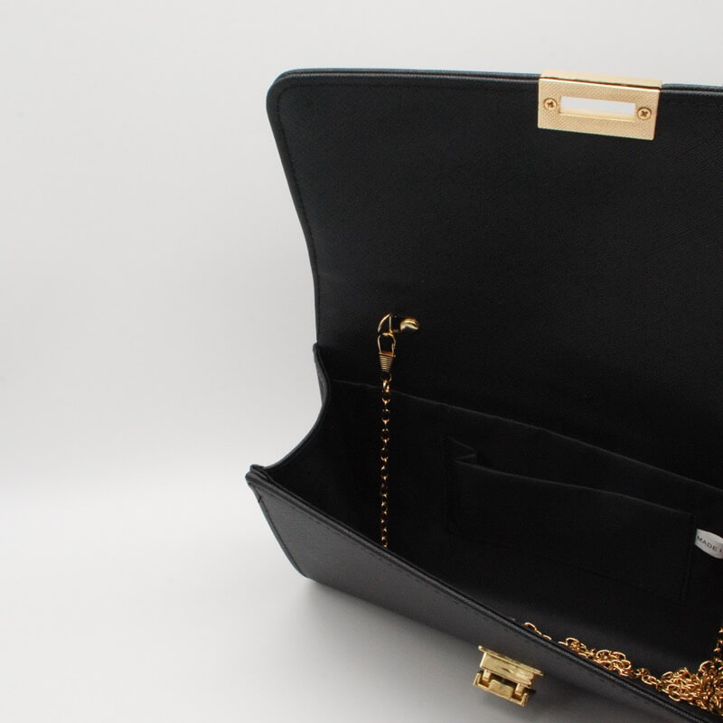 ブラックのカラーメタルクラッチバッグ