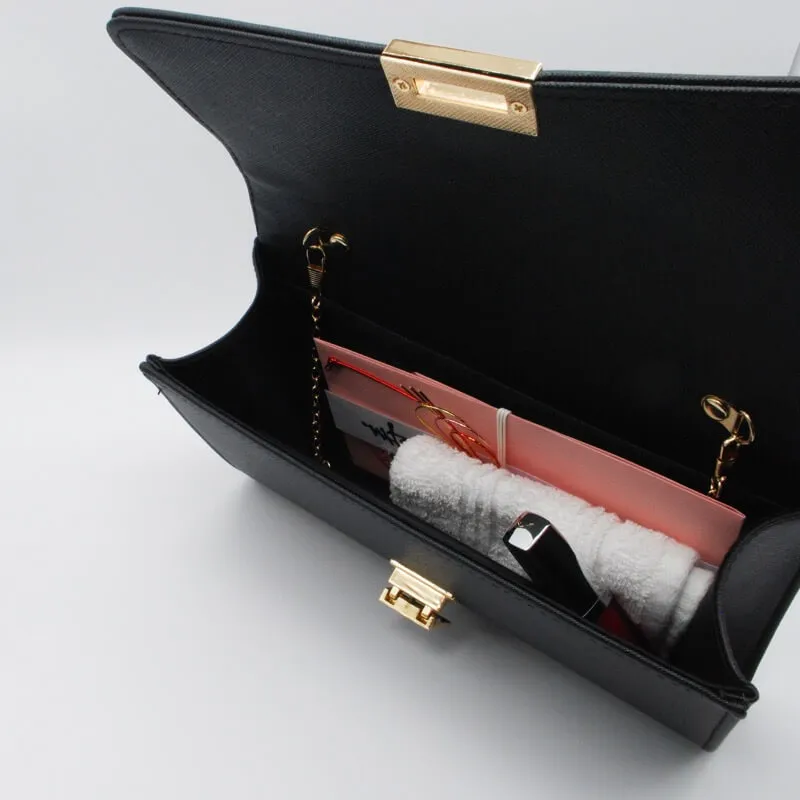 ブラックのカラーメタルクラッチバッグ