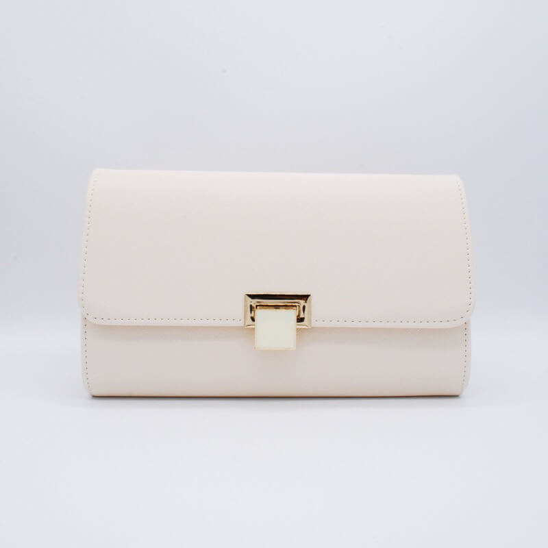 ライトベージュのカラーメタルクラッチバッグ