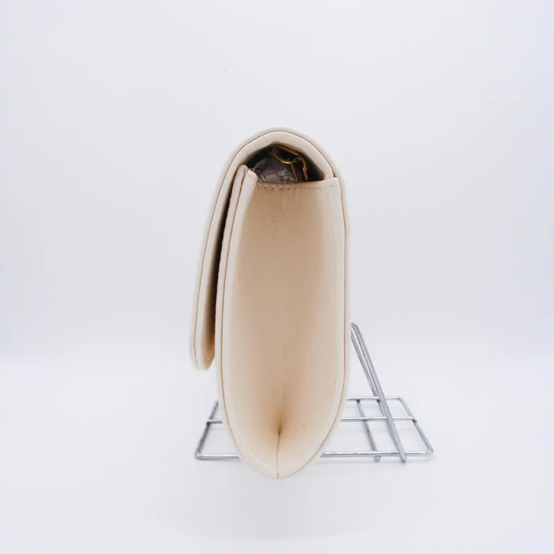 ライトベージュのカラーメタルクラッチバッグ