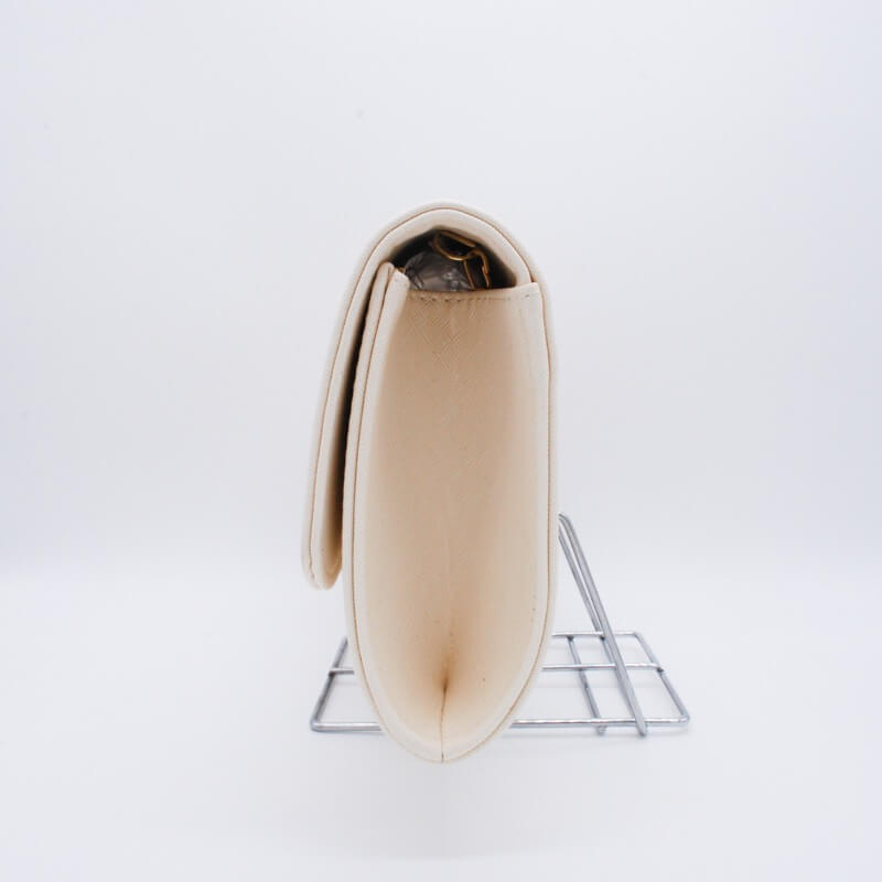 ライトベージュのカラーメタルクラッチバッグ