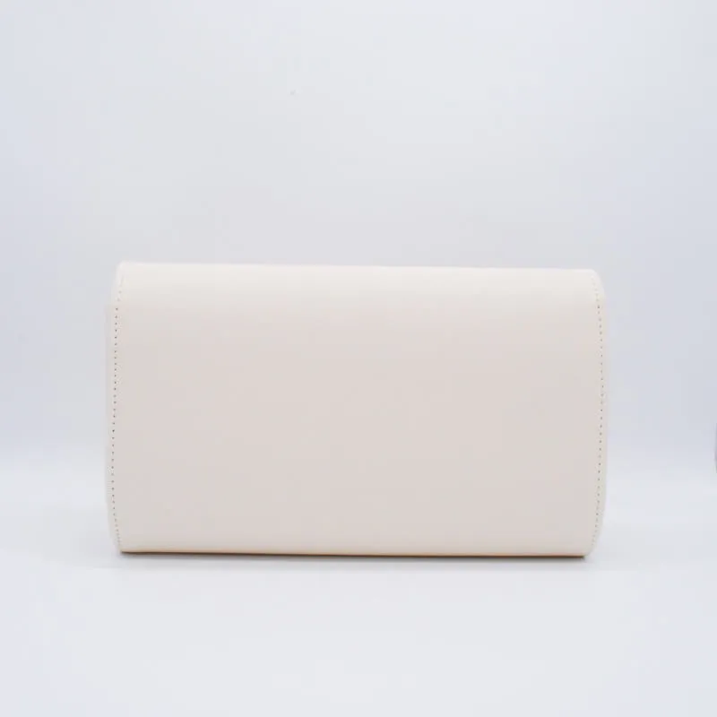 ライトベージュのカラーメタルクラッチバッグ