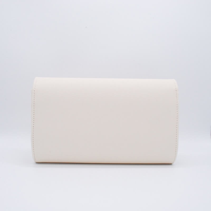 ライトベージュのカラーメタルクラッチバッグ