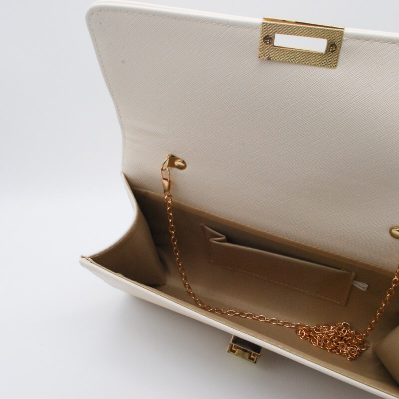 ライトベージュのカラーメタルクラッチバッグ