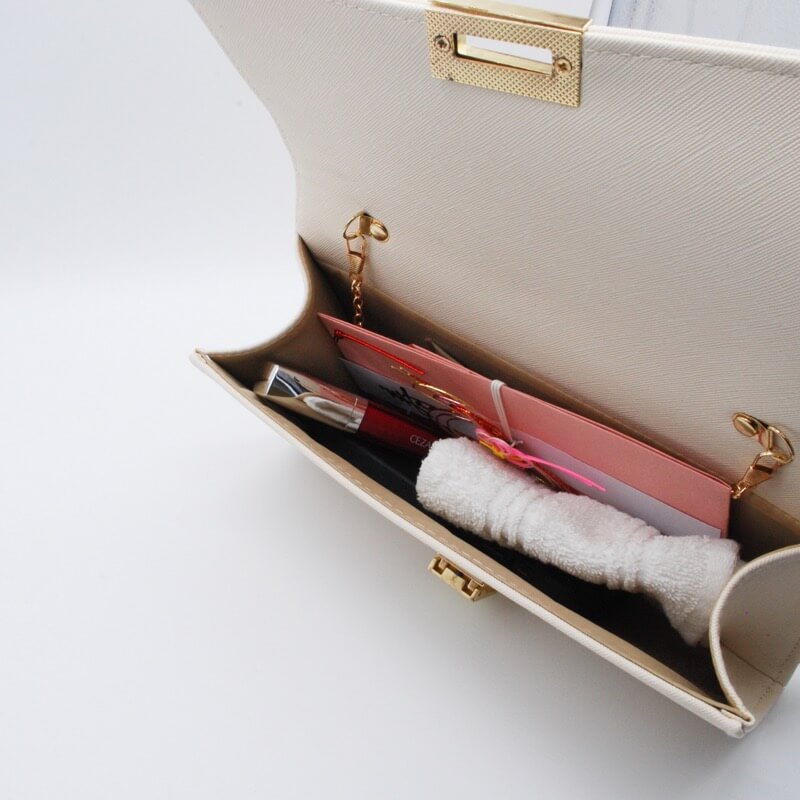 ライトベージュのカラーメタルクラッチバッグ